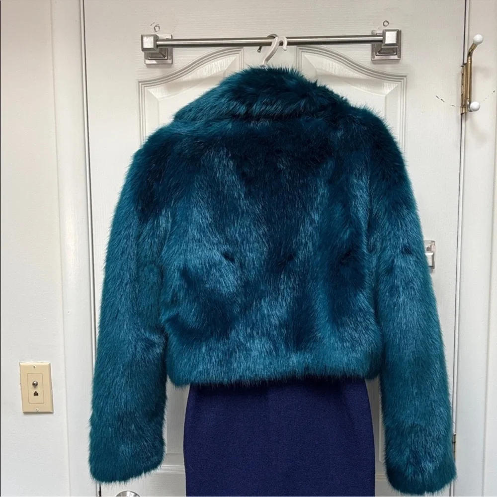 Michael Kors luxurious faux fur cropped jacket - Picture 3 of 10